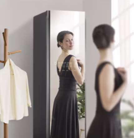 Model LG Styler Mirror Design digunakan sebagai cermin badan